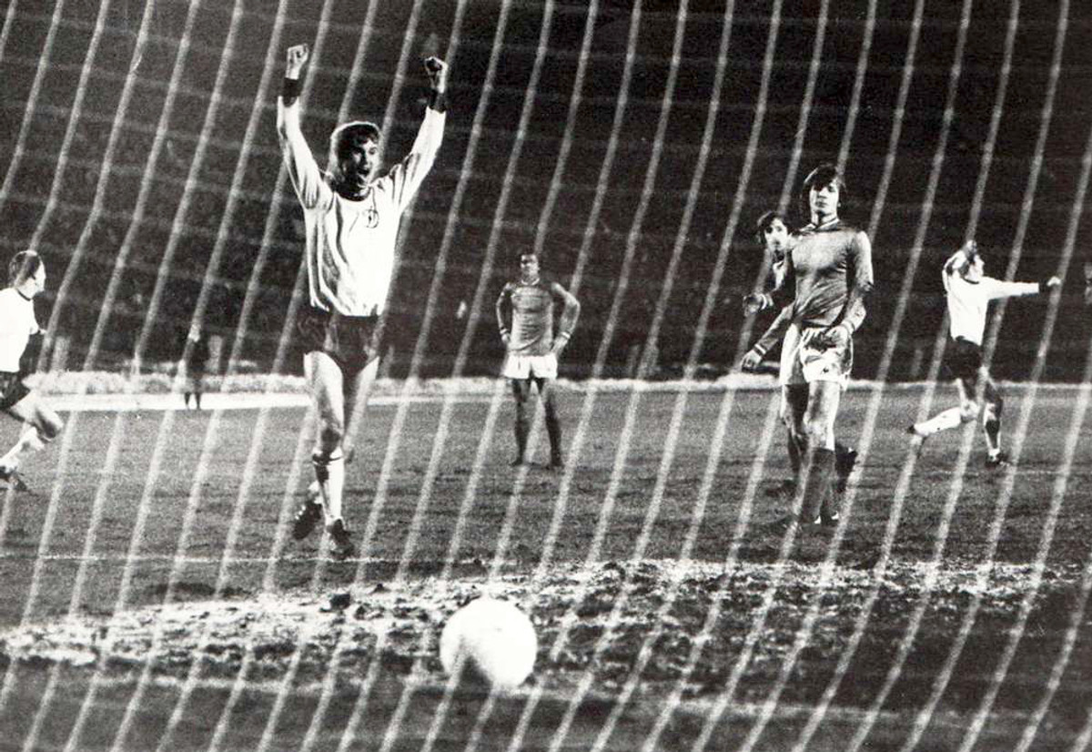 3 березня 1976 р. Сімферополь. Кубок чемпіонів УЄФА. Динамо Київ - Сент-Етьєн. Перший м'яч у ворота французів забив Анатолій КОНЬКОВ (праворуч, у білій футболці). У центрі - Леонід БУРЯК