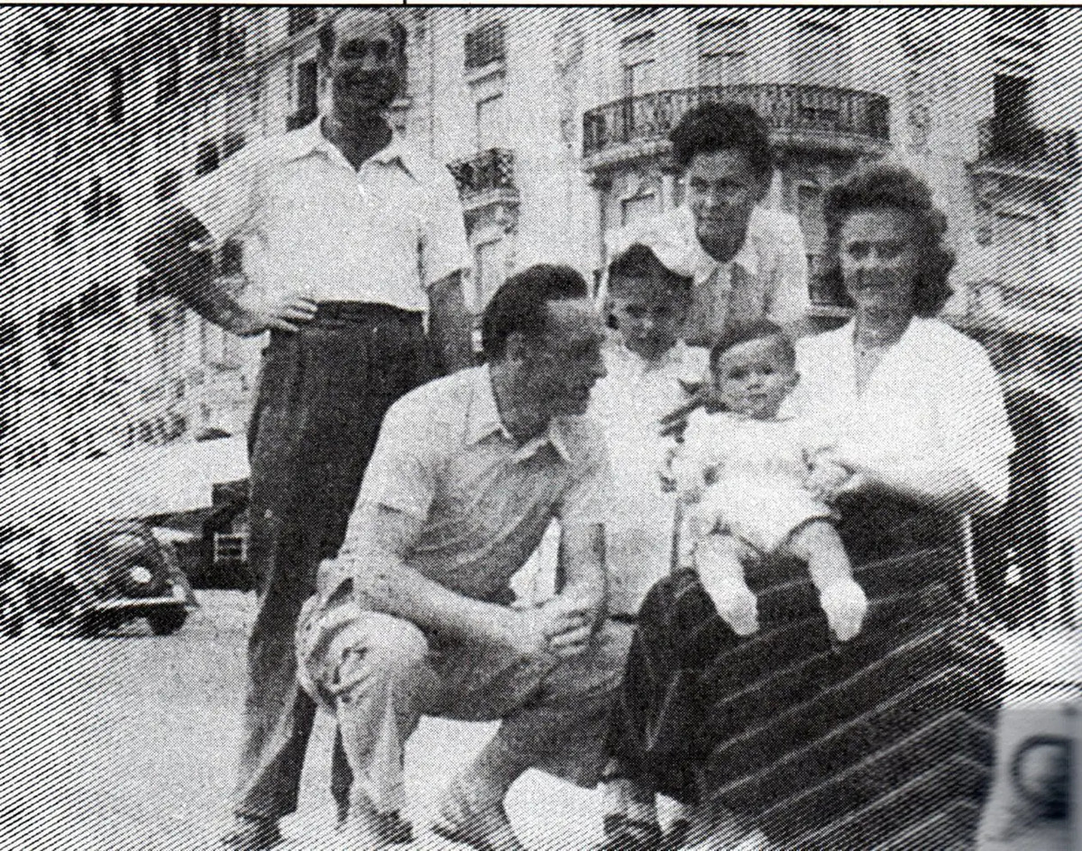 Олександр Скоцень (сидить зліва) з родиною