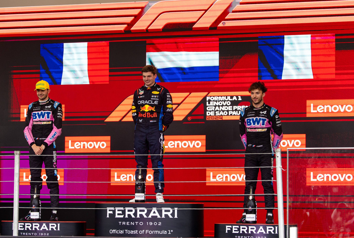 Естебан Окон (2 місце), Макс Ферстаппен (1 місце) і П'єр Гаслі (3 місце) на подіумі Гран-прі Бразилії 2024