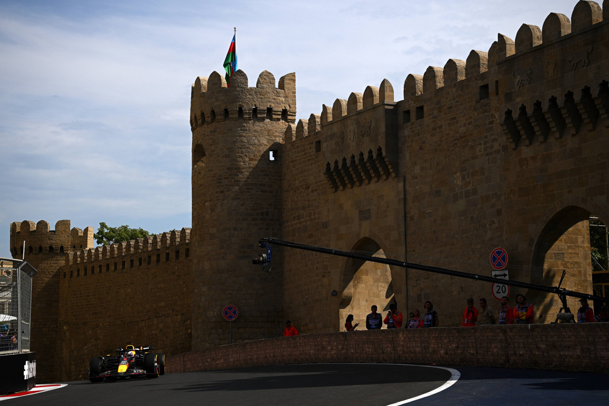 Макс Ферстаппен проїжджає повз старий замок