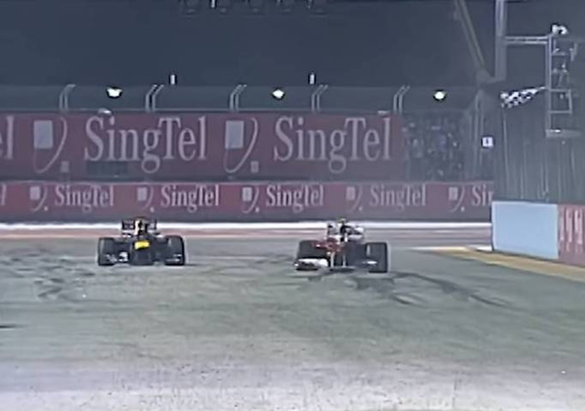 Фернандо Алосно фінішує на 0.293 секунди попереду Себастьяна Феттеля на Гран-прі Сінгапуру 2010