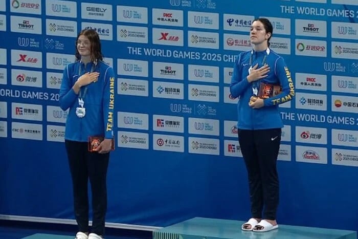 Anna Yakovlev near Sofia Grechko