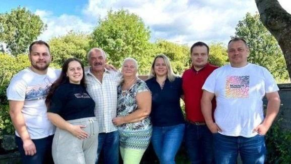 Павєл - зліва в білому, а Дмітрій у червоному