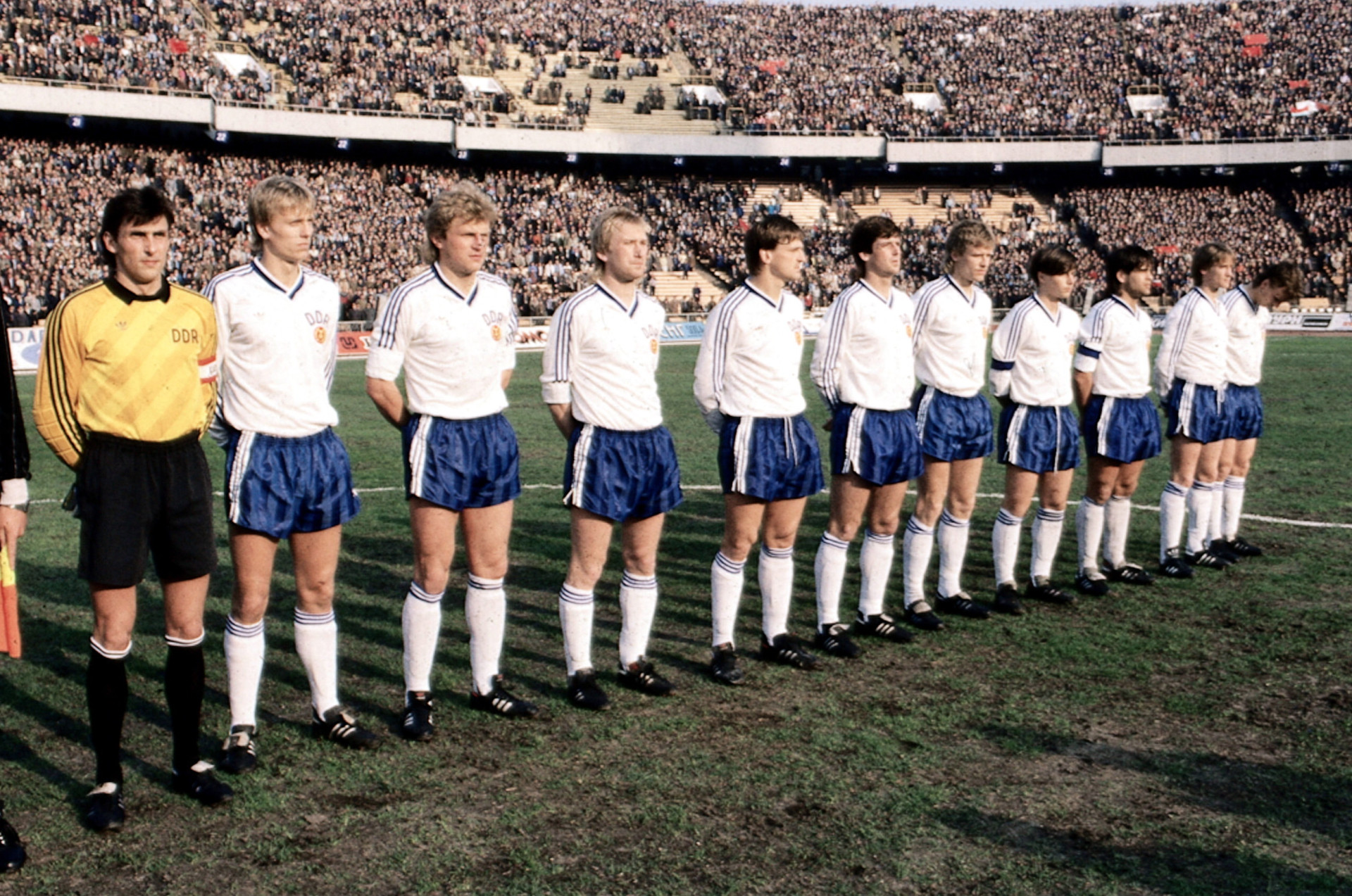Збірна НДР на Республіканському стадіоні в Києві. Третій справа – Ульф Кірстен. 1987 рік