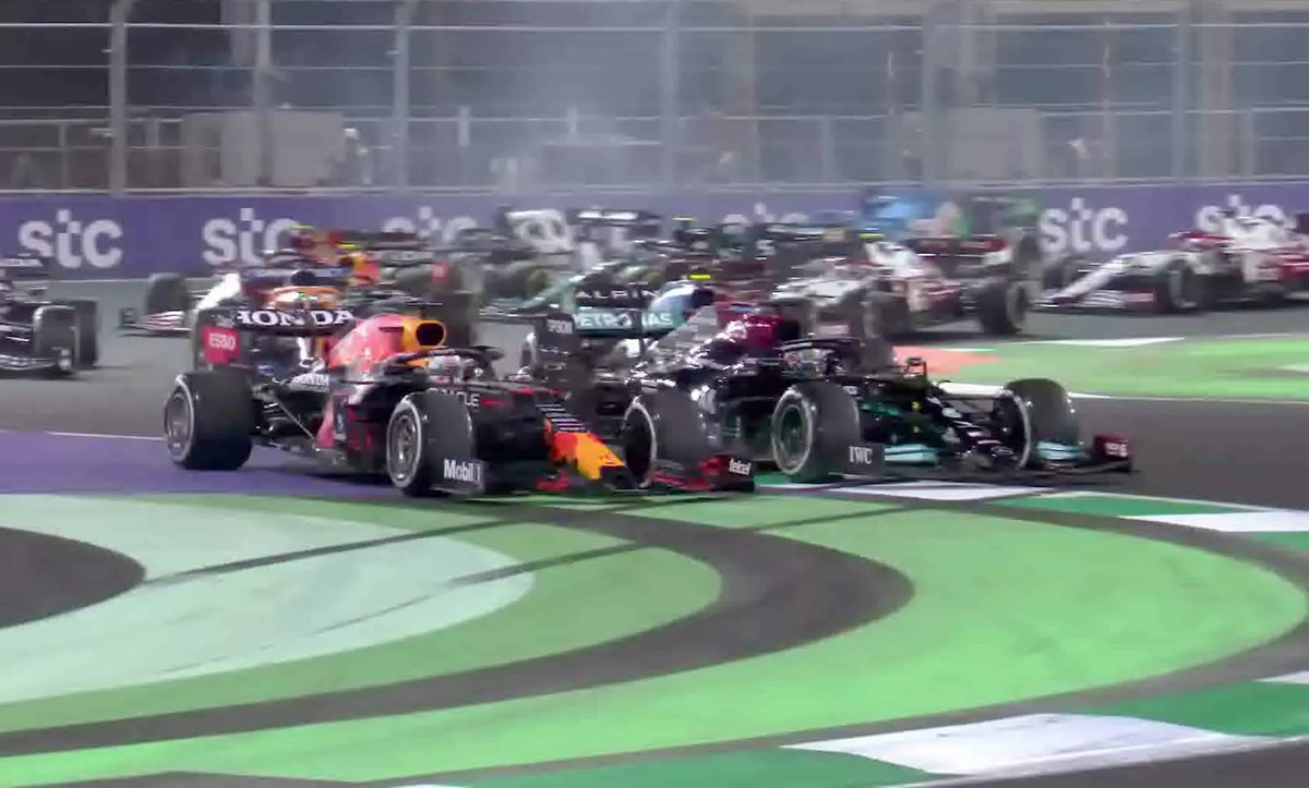 Льюїс Гамільтон витісняє Макса Фертаппена на рестарті Гран-прі Саудівської Аравії 2021