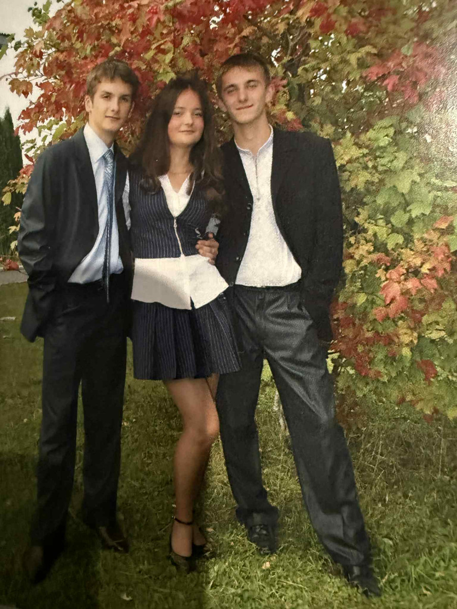 Дмитрий Пидручный с одноклассниками