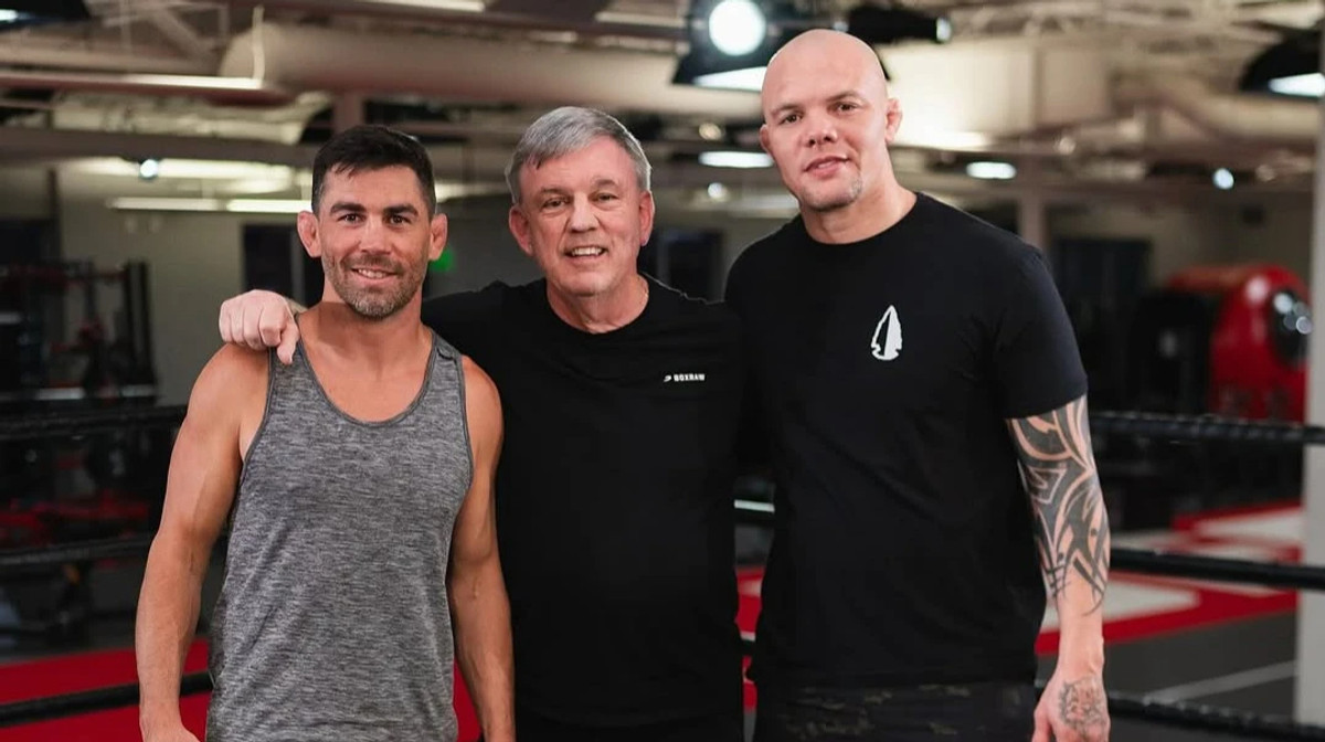 Відомий тренер Тедді Атлас (по центру)