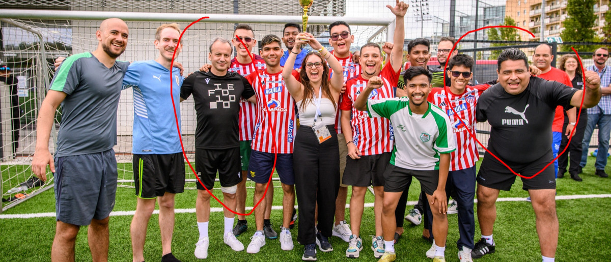 Колоритный участник турнира сначала фигурирует на фото с Дворковичем