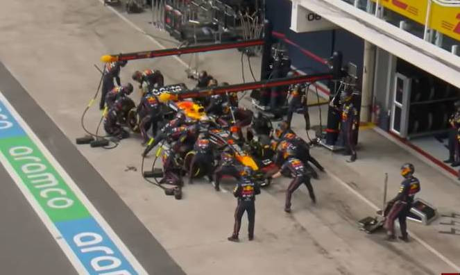 Третий пит-стоп Макса Ферстаппена на Гран-при Бразилии 2025 - грубая ошибка стратегов Ред Булл