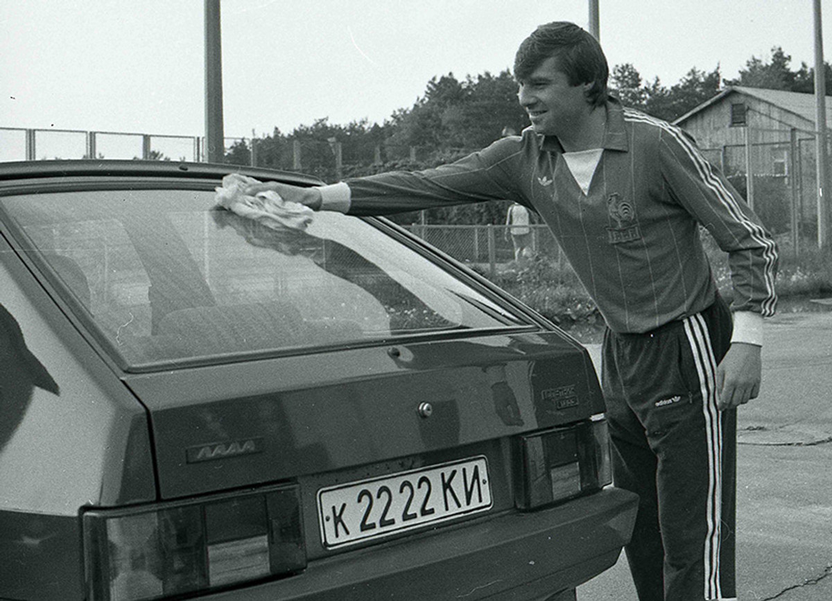 Чистильщик. Анатолий ДЕМЬЯНЕНКО на тренировочной базе Динамо в Конча-Заспе.