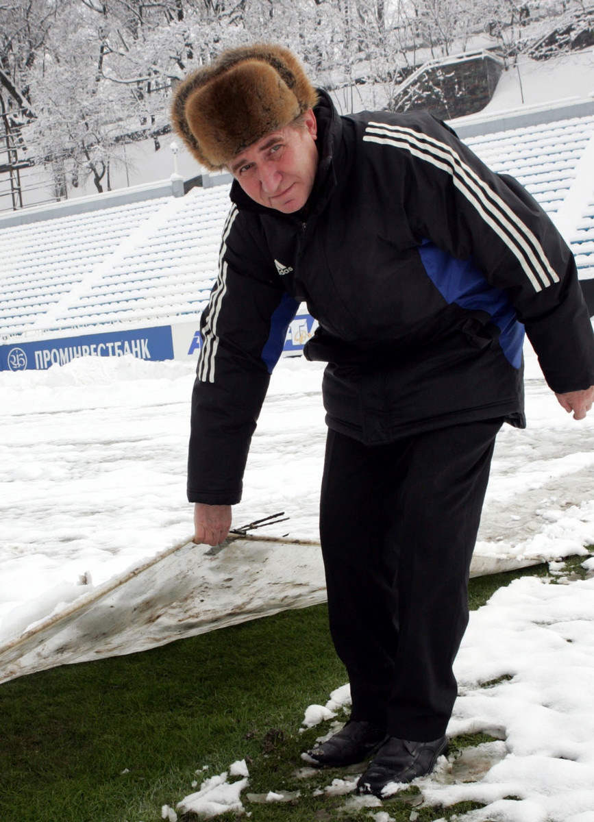 Зима – найвідповідальніший період для тих, хто готує газон для майбутніх футбольних баталій
