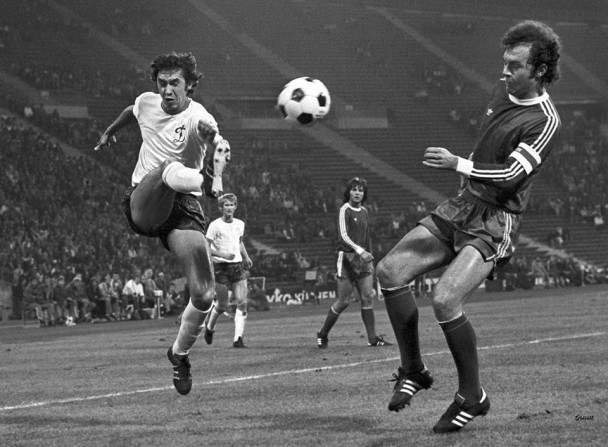 Анатолій Коньков (зліва) проти Франца Бекенбауера