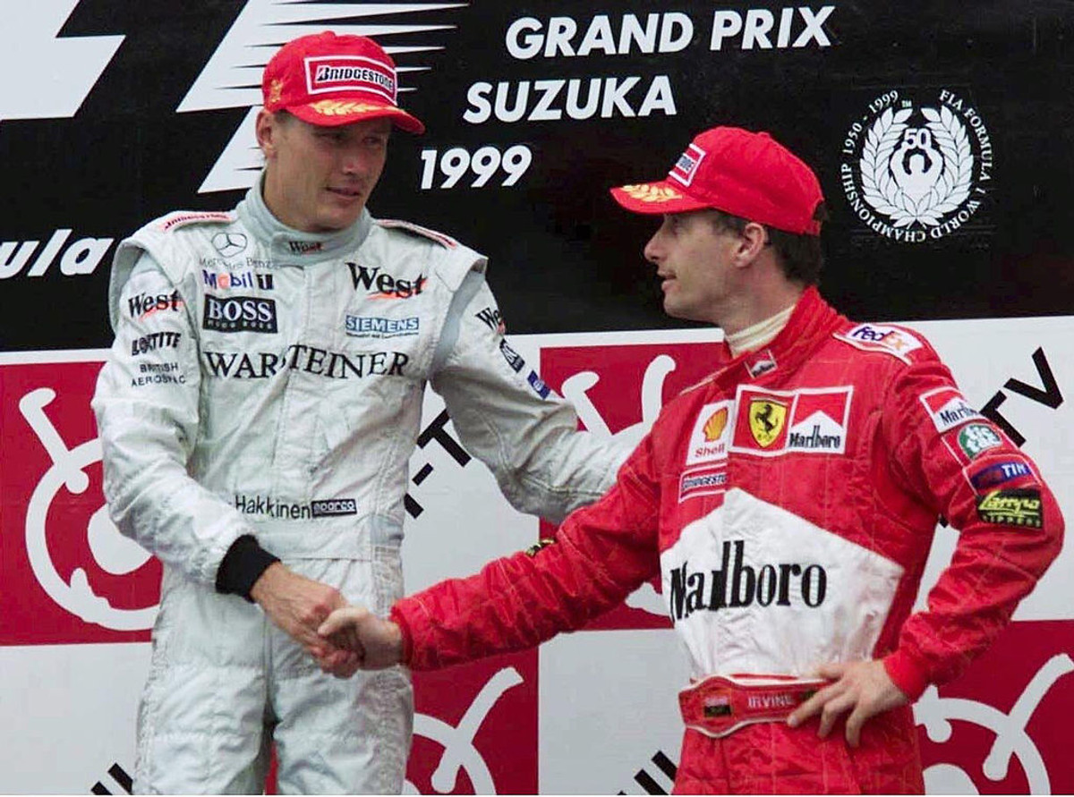Подиум Японии 1999. Эдди Ирвайн поздравляет своего соперника Мику Хаккинена с победой и чемпионским титулом