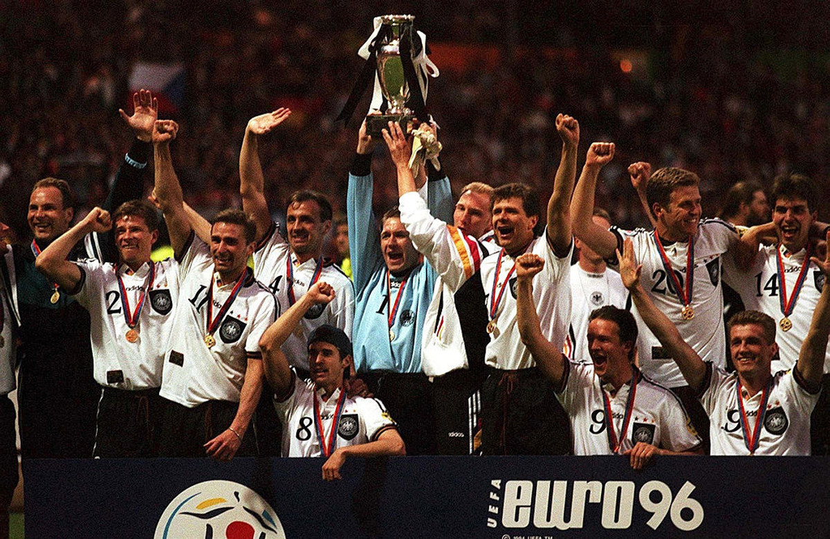 Збірна Німеччини святкує перемогу у фіналі Євро-1996. Фото: Getty Images