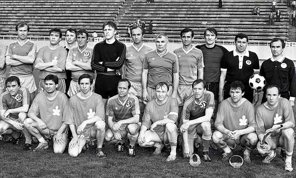 Рік 1989-й. Щойно ветерани київського Динамо обіграли на футбольному полі земляків-хокеїстів Сокола. Леонід ОСТРОВСЬКИЙ стоїть четвертий зліва.