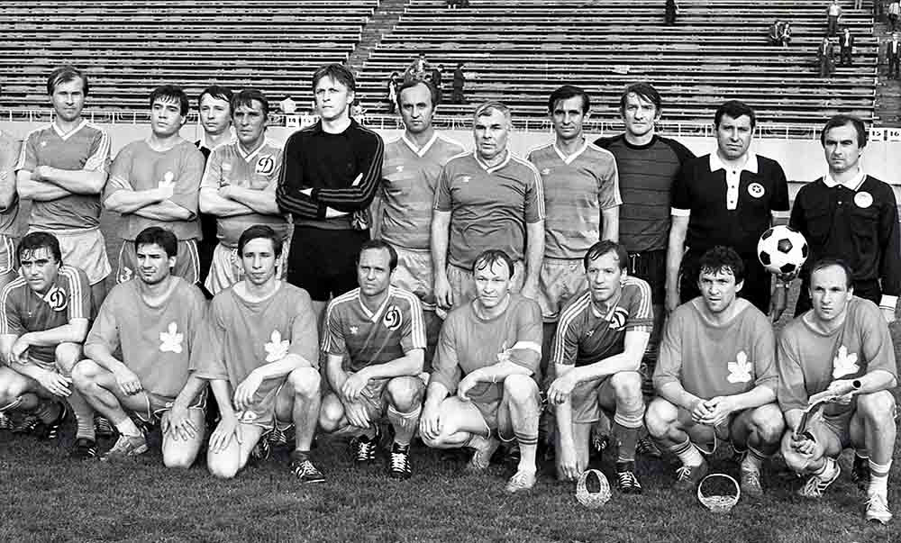 Рік 1989-й. Щойно ветерани київського Динамо обіграли на футбольному полі земляків-хокеїстів Сокола. Леонід ОСТРОВСЬКИЙ стоїть четвертий зліва.