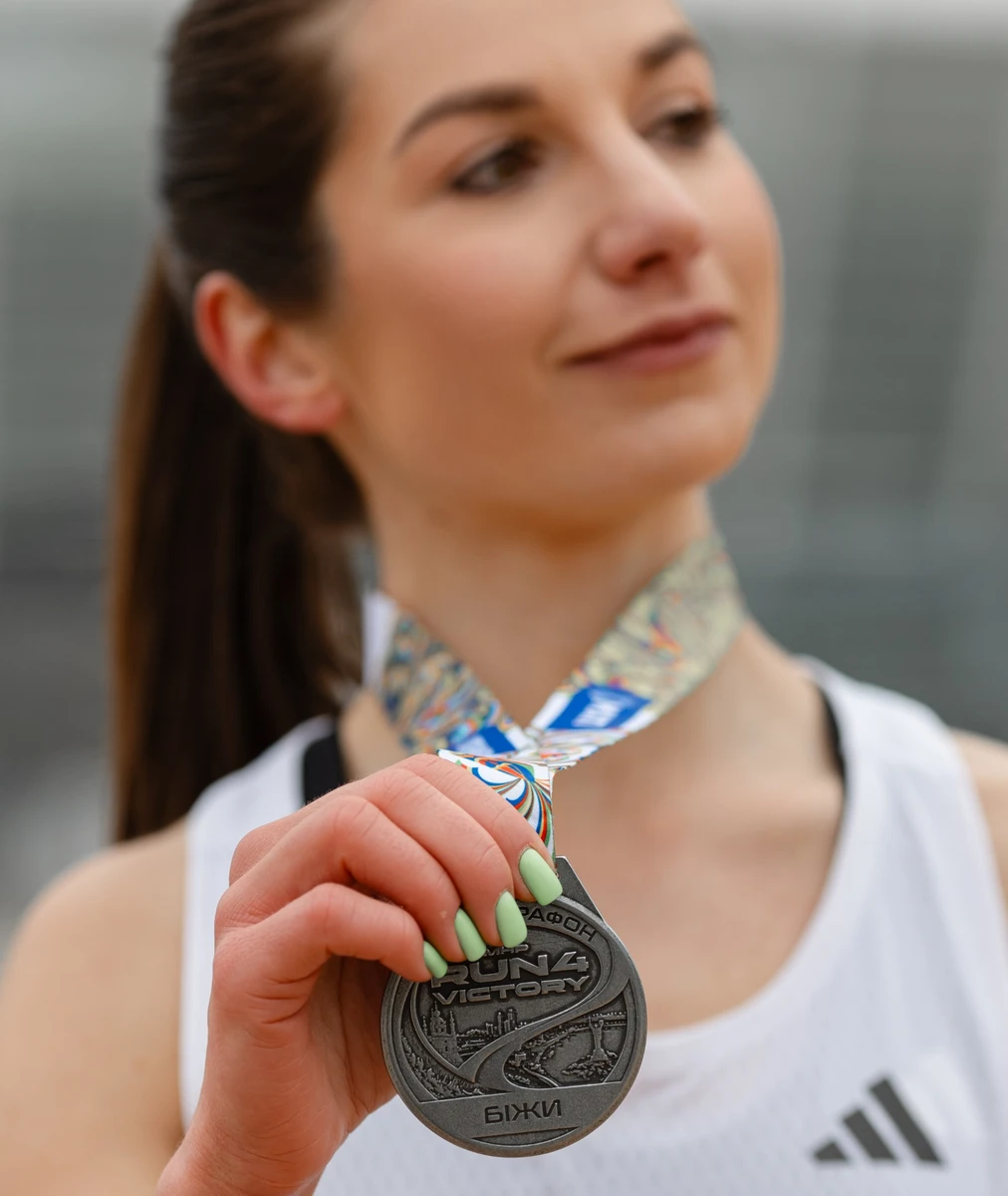 Кожен учасник забере з собою символ благодійності — медаль з унікальною стрічкою.