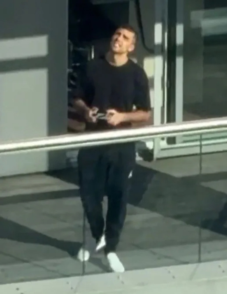 Родрі керує дроном