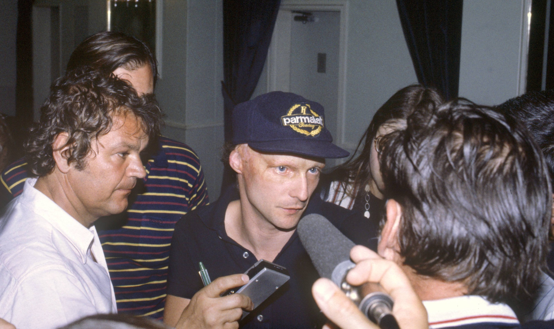 Ники Лауда общается с прессой во время бунта пилотов