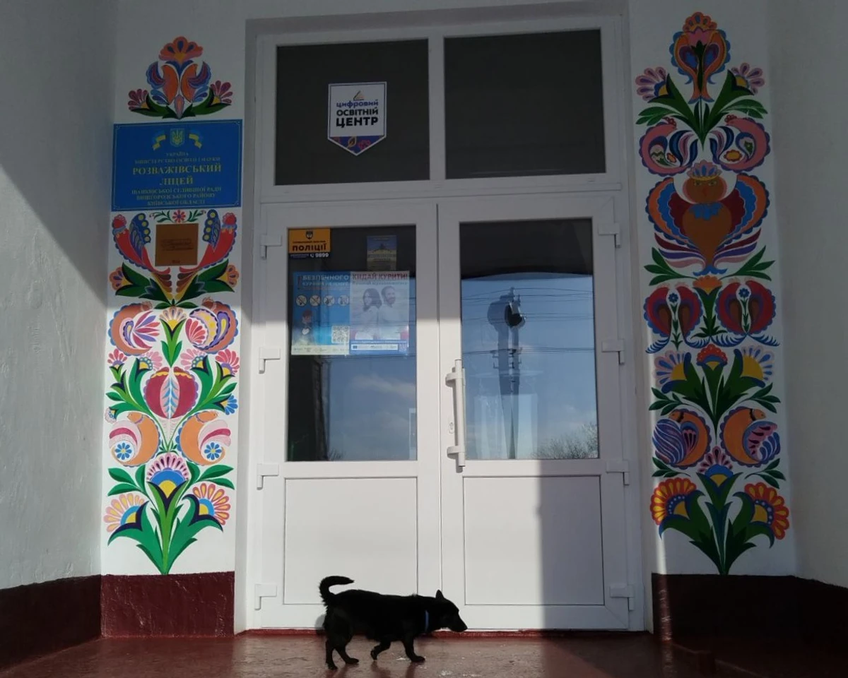 Василь Іванович розмалював у впізнаваному стилі художниці усе село будинки, зупинки