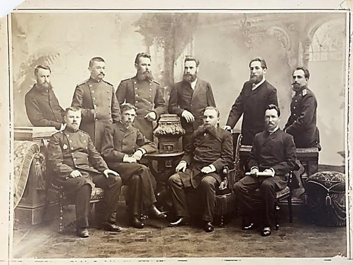 Гарнич-Гарницький (стоїть третій зліва, 1892)