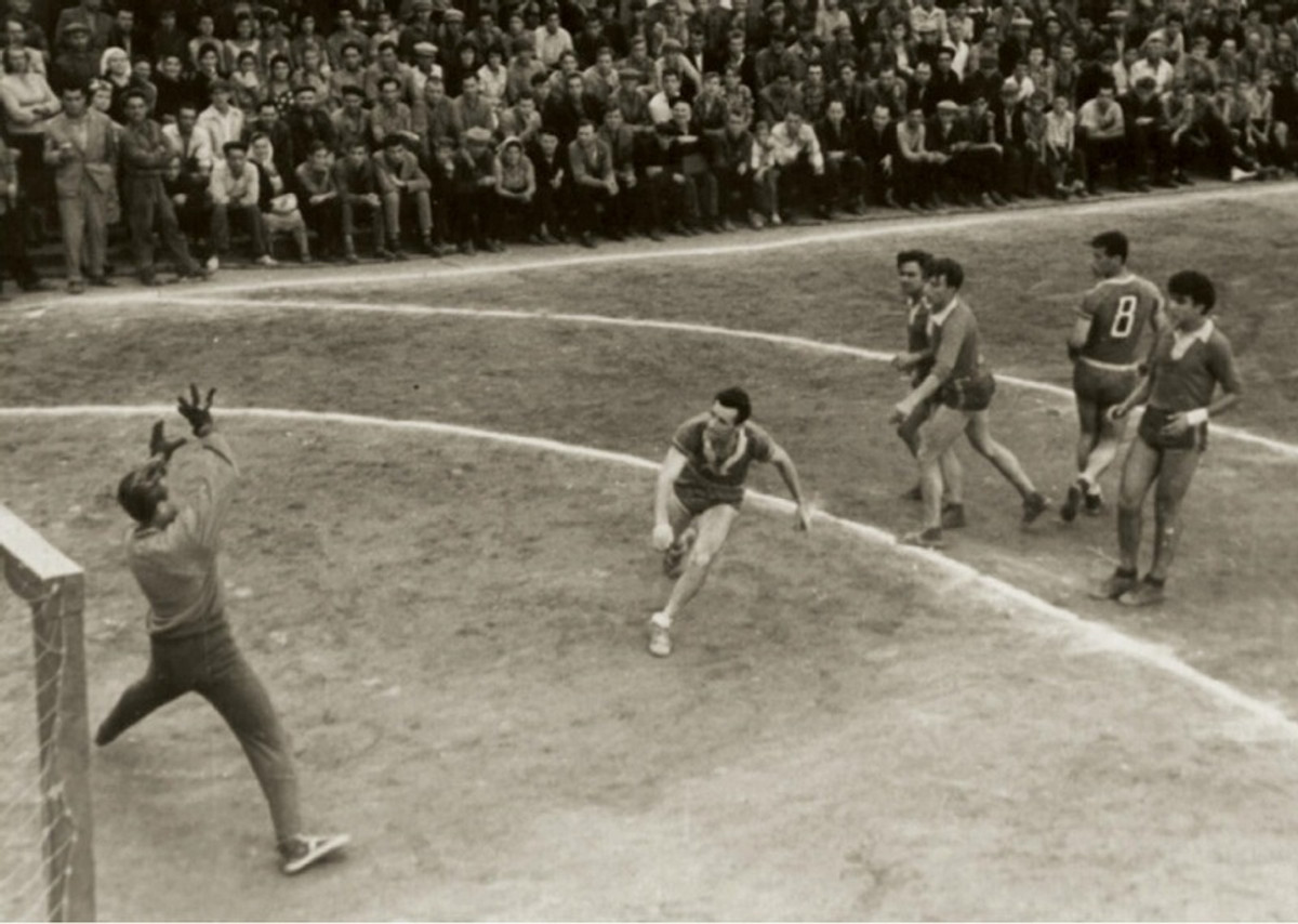 Семен Полонский исполняет 7-метровый