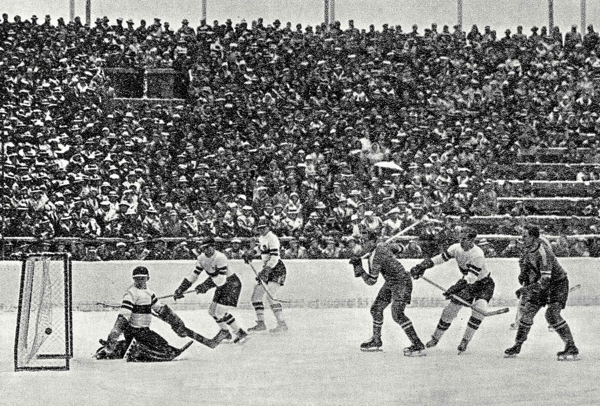 Гарміш-Пантеркірхен, 1936 рік. Хокейний матч збірних команд Німеччини та США. Гордон СМІТ (у центрі в темному) забиває переможну шайбу