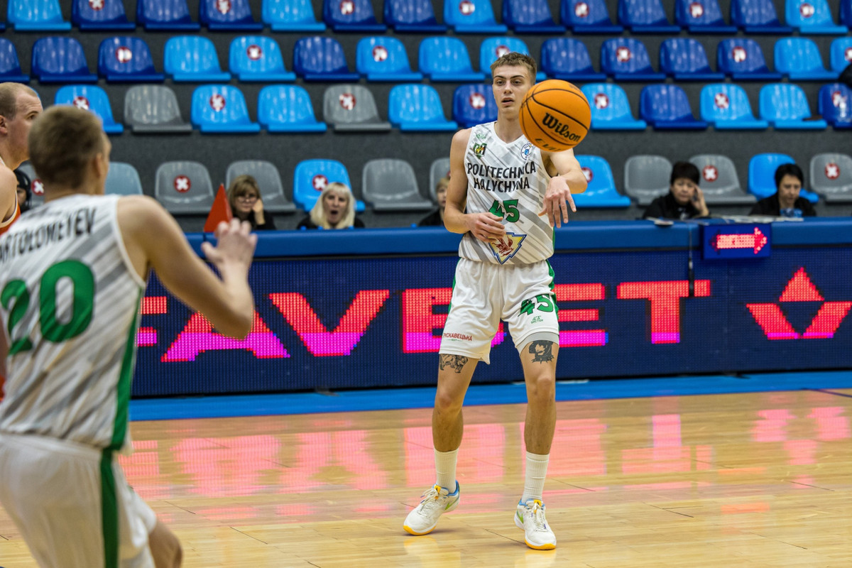 Максим Сафонов