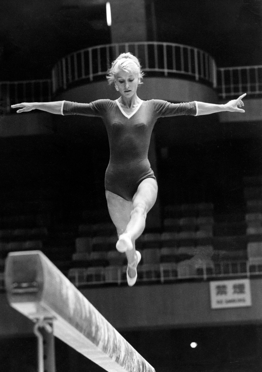 Поліна Астахова виконує вправу на колоді на Олімпійських іграх 1964 року