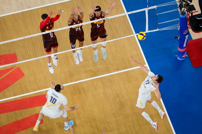 Василь Тупчій в атаці проти потріного блоку італійців