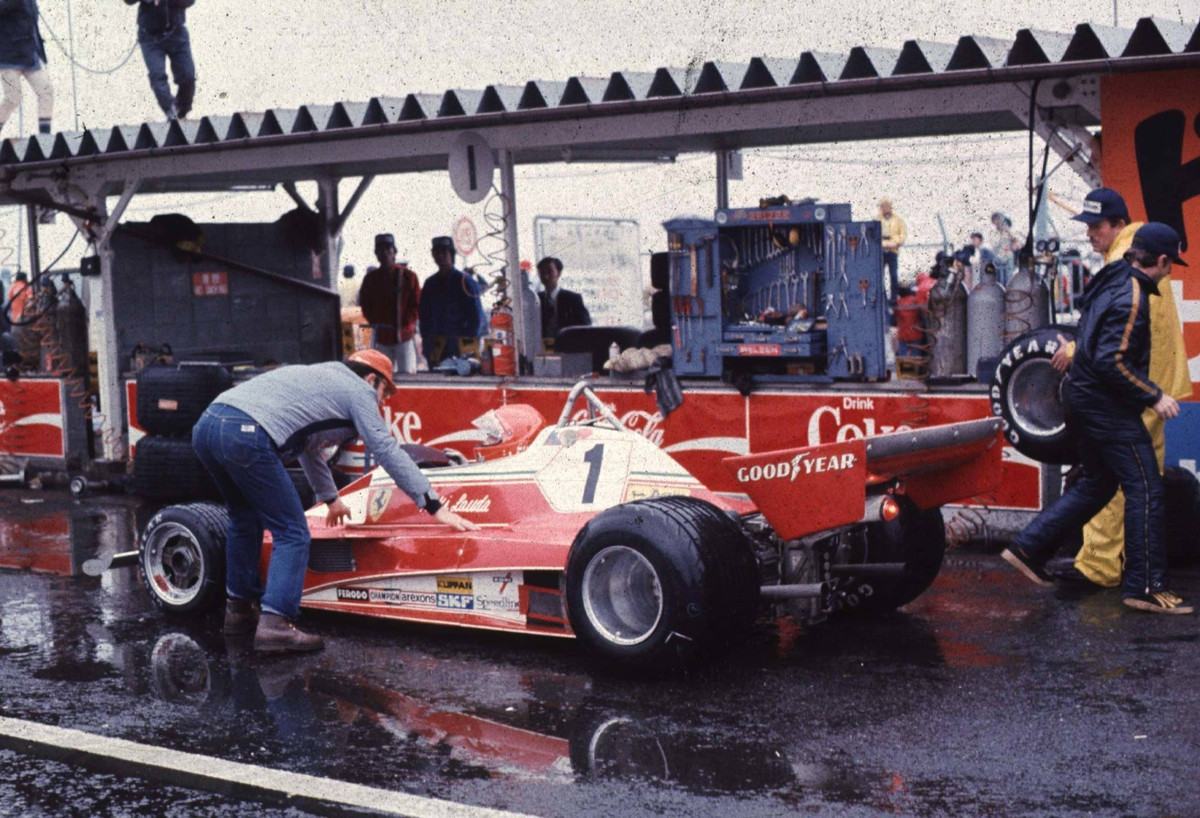 Нікі Лауда сходить з дистанції на Гран-прі Японії 1976 року
