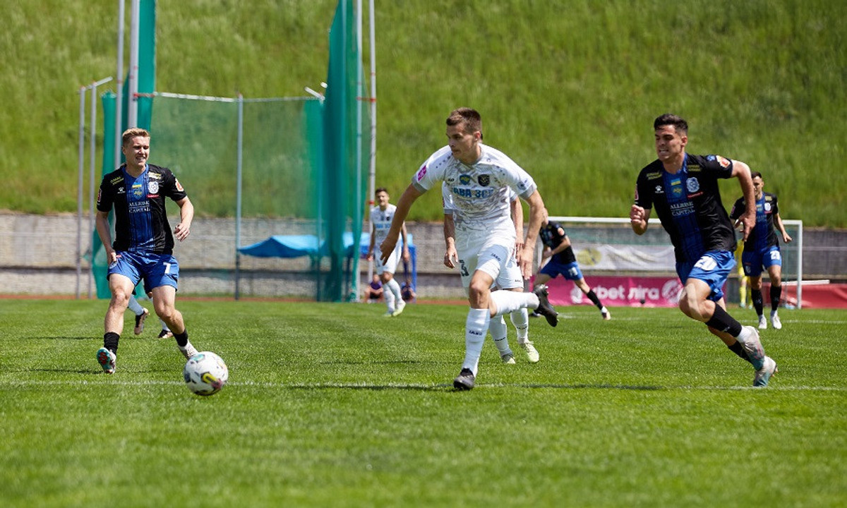 Тарас Михавко (в білому)