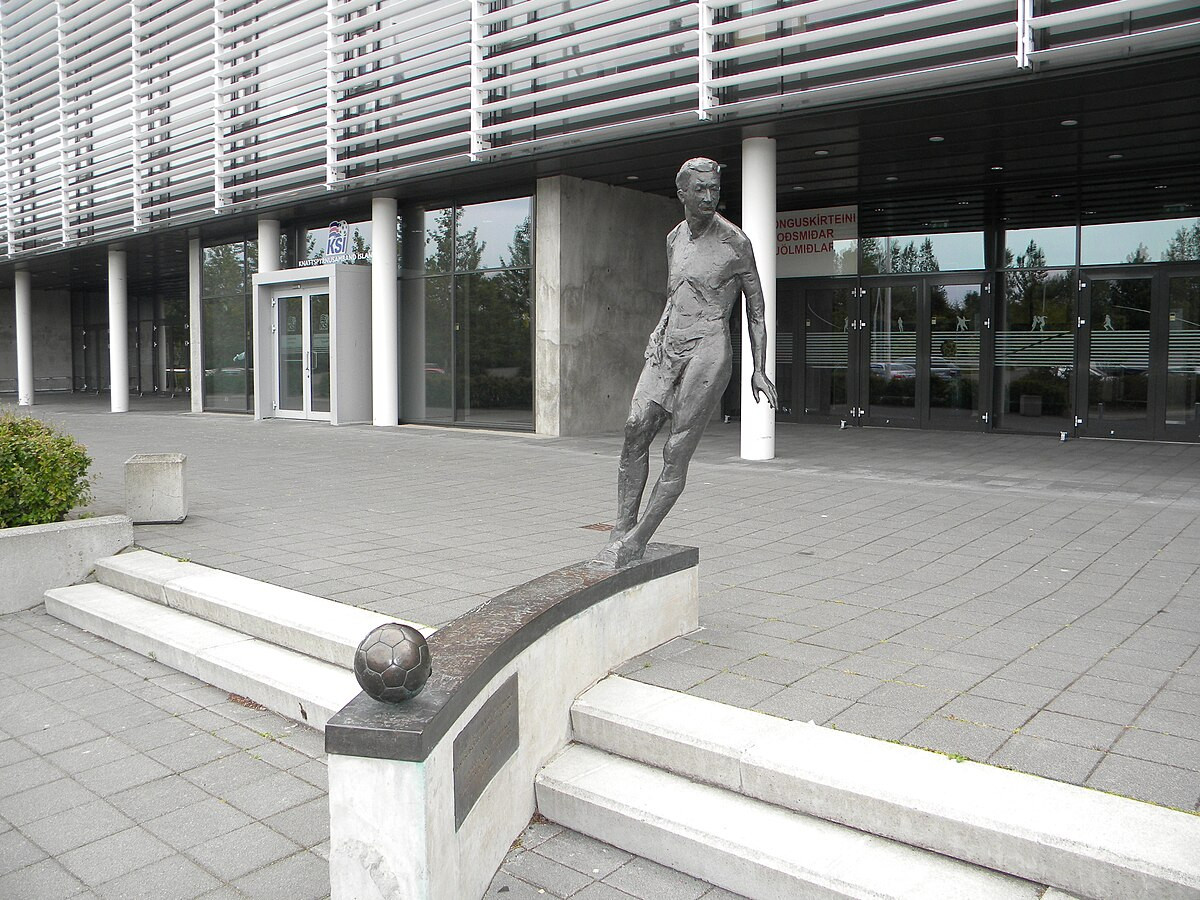 Статуя Альберта Гудмундссона біля будівлі ісландської федерації футболу, wikipedia.org