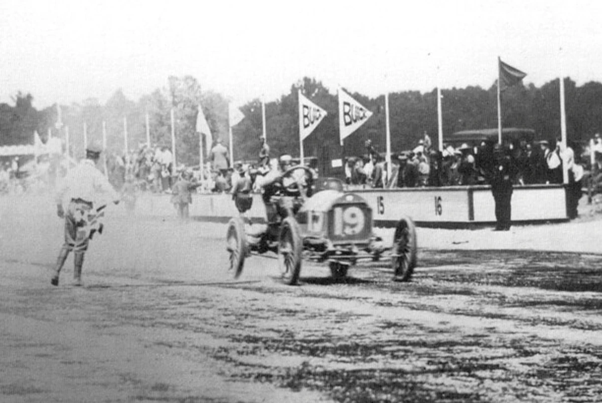 Луї Швітцер виграє першу в історії гонку на Indianapolis Motor Speedway