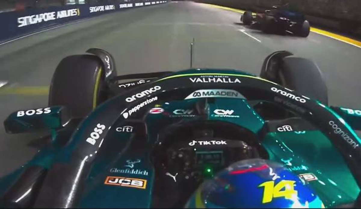 Фернандо Алонсо перетинає фінішну лінію на хвості у Льюїса Гамільтона