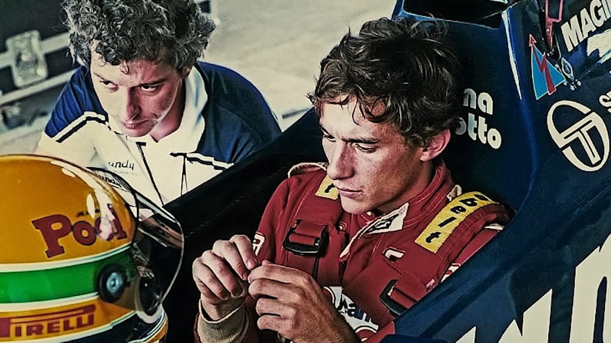 Пет Сімондс (зліва) та Айртон Сенна у боліді Тоулмен