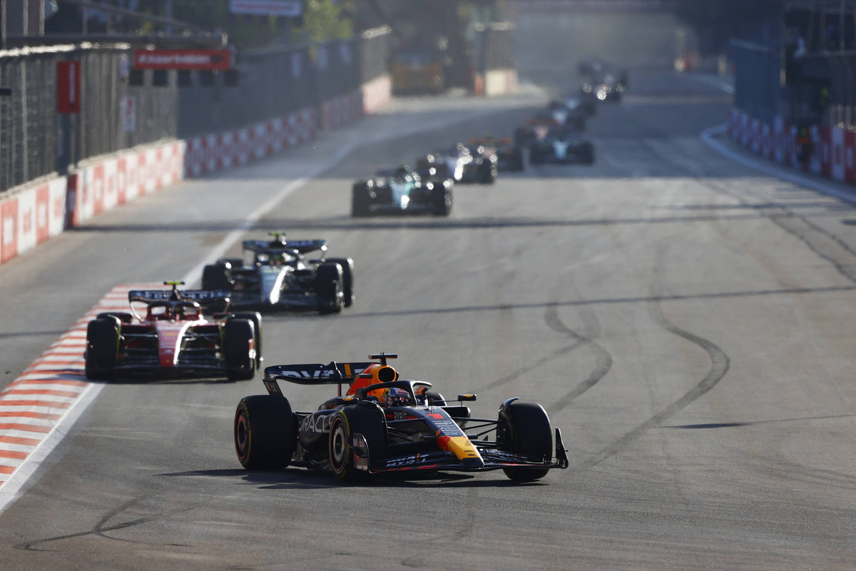 Довга пряма проспектом Нафтовиків