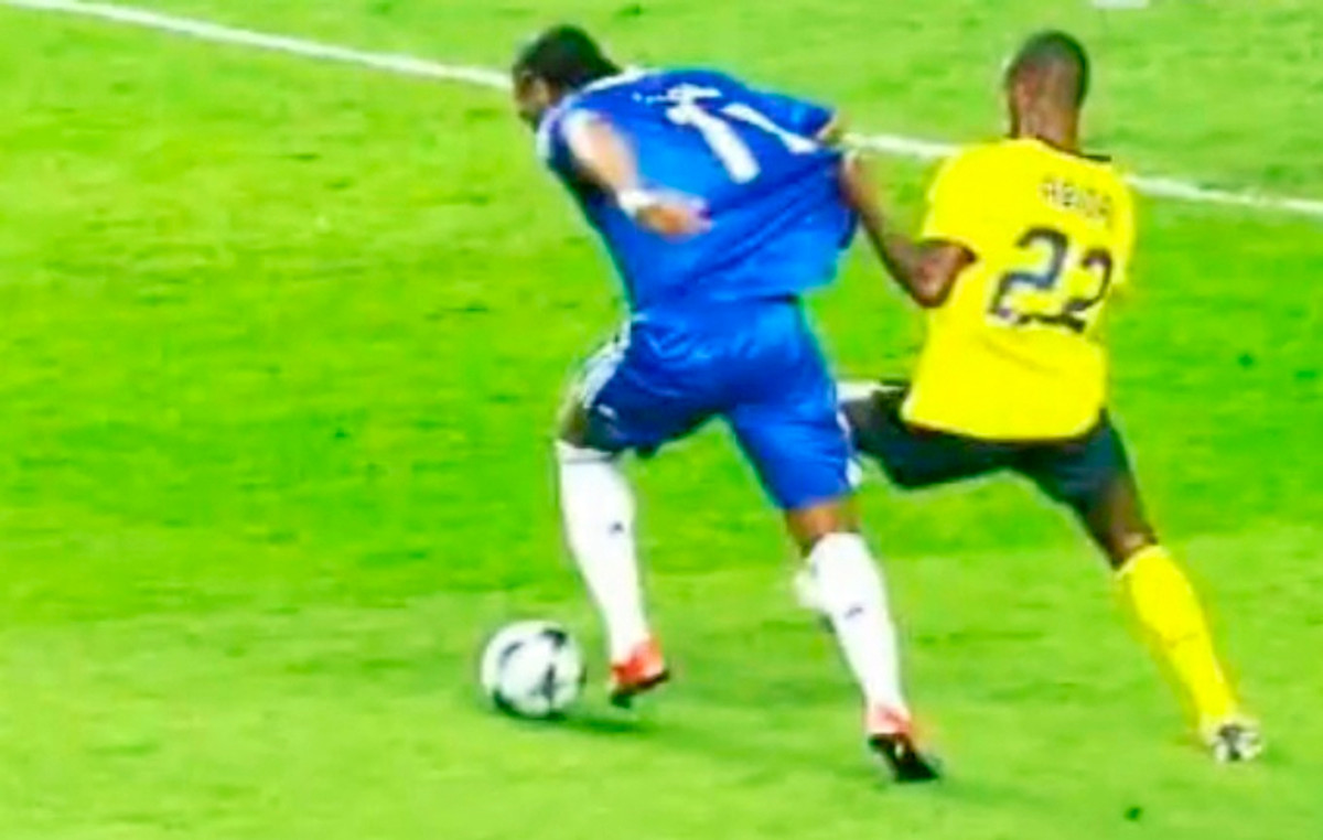 Абідаль руками не пускає Дрогба до воріт, marca.com