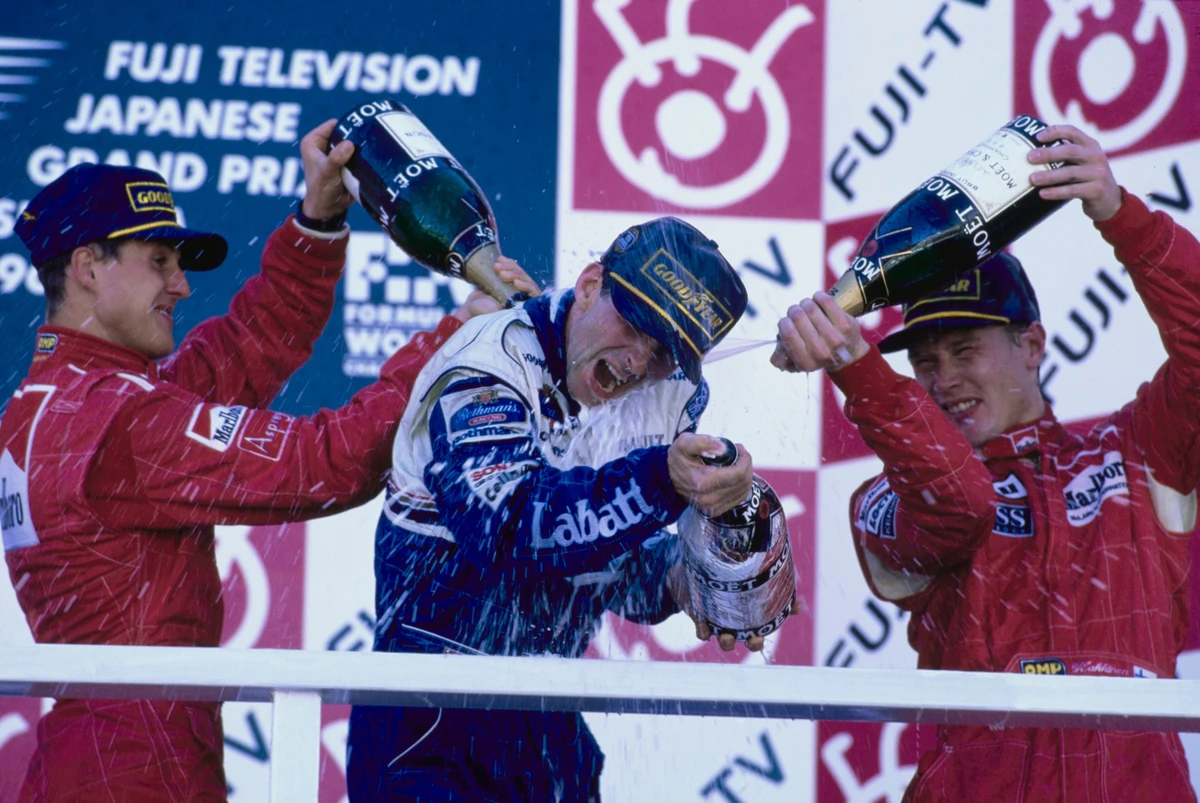 Деймон Гілл – чемпіон світу Формули-1 1996 року. Міхаель Шумахер – ліворуч, Міка Гаккіннен – праворуч