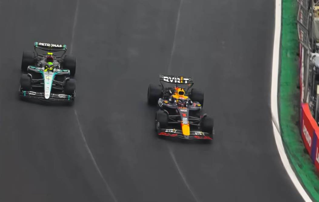 Макс Ферстаппен обгоняет Льюиса Хамильтона