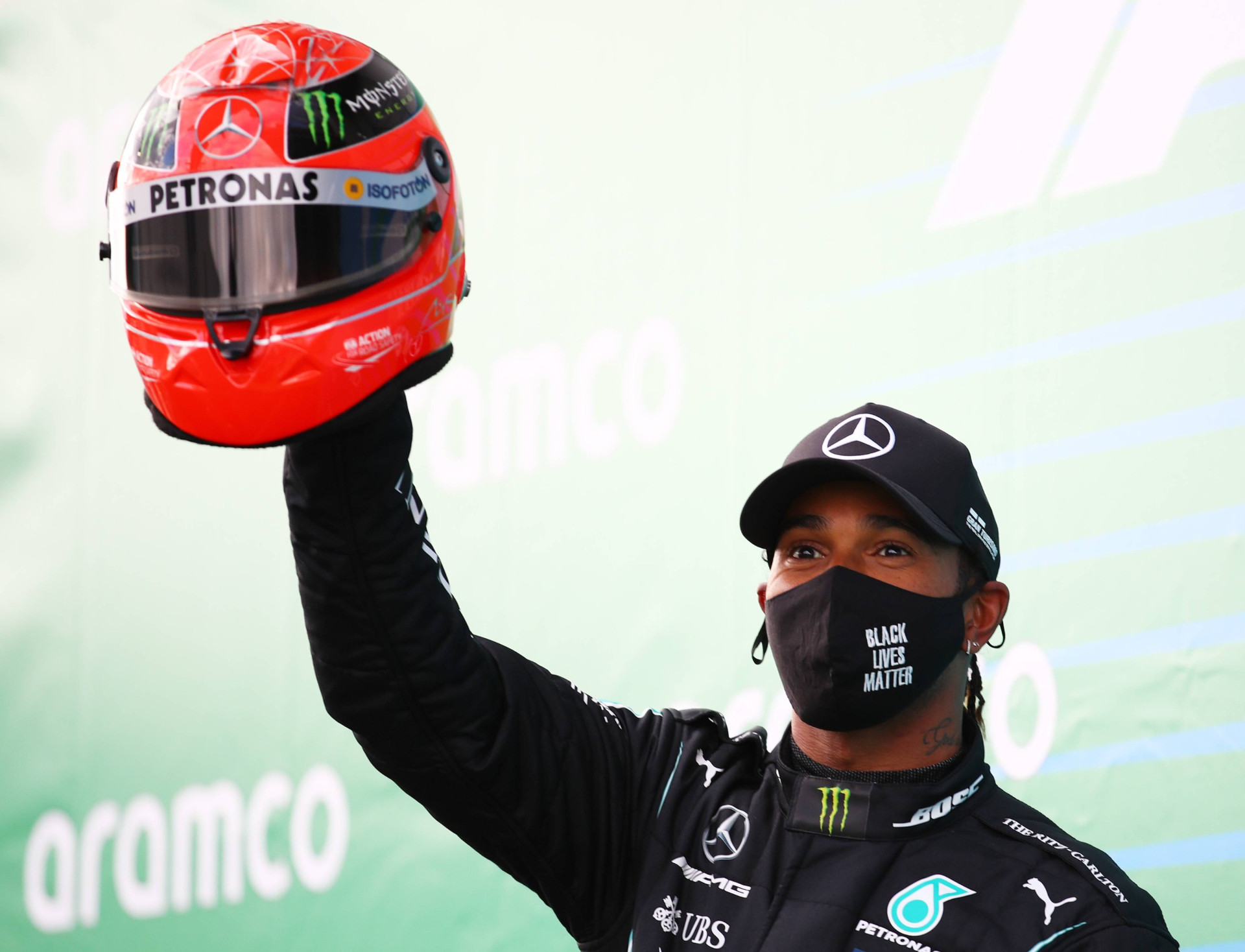 Льюїс Гамільтон із шоломом Міхаеля Шумахера