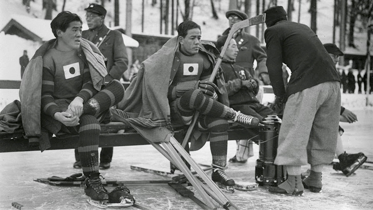 1936 рік, Зимова Олімпіада. На ковзанці озера Ріссерзеє поблизу Гарміш-Пантеркірхена грають збірні Японії та Великої Британії. На лаві запасних японців працює обігрівач