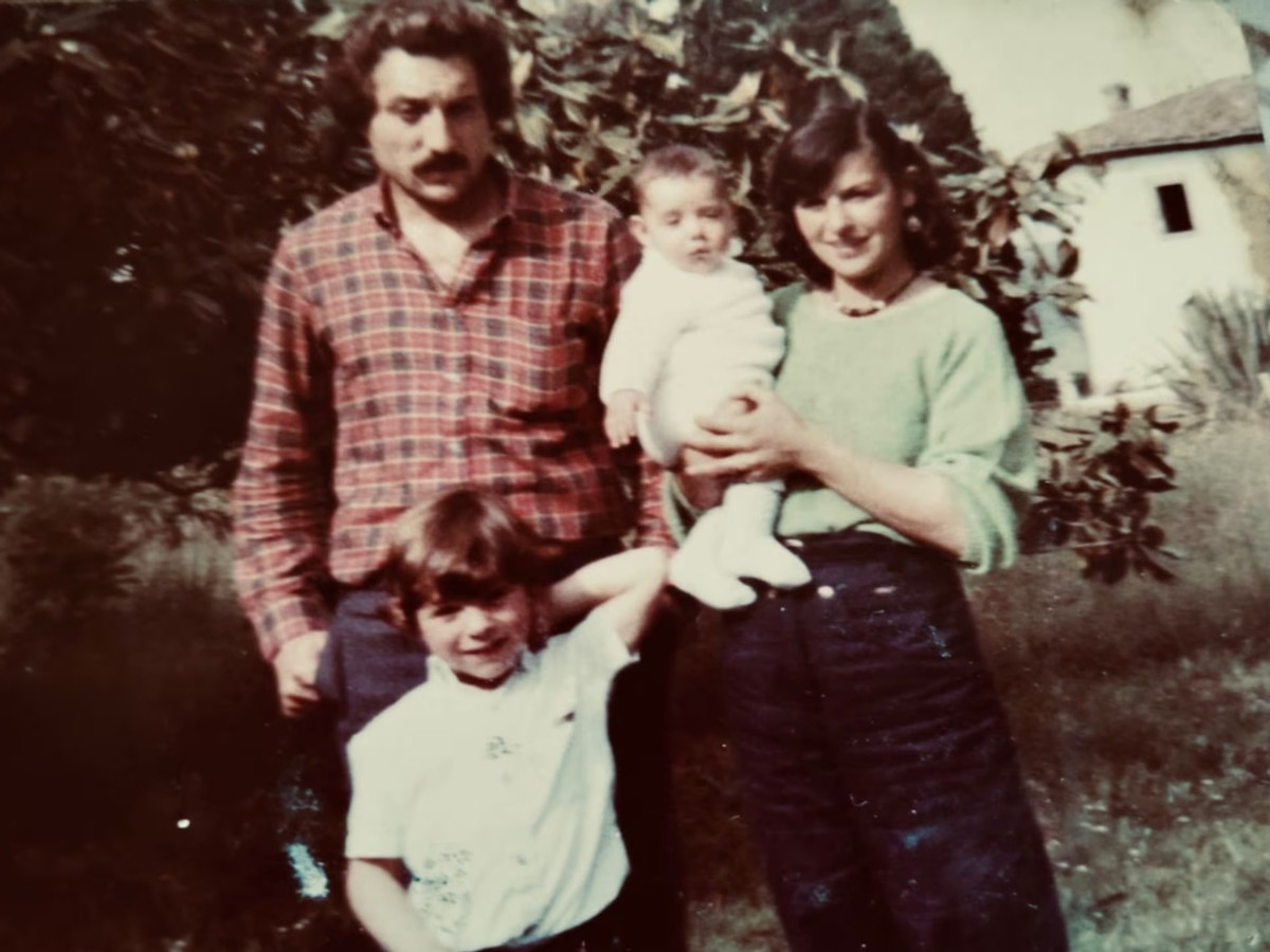 Маленький Санті зі старшим братом і батьками, elpais.com