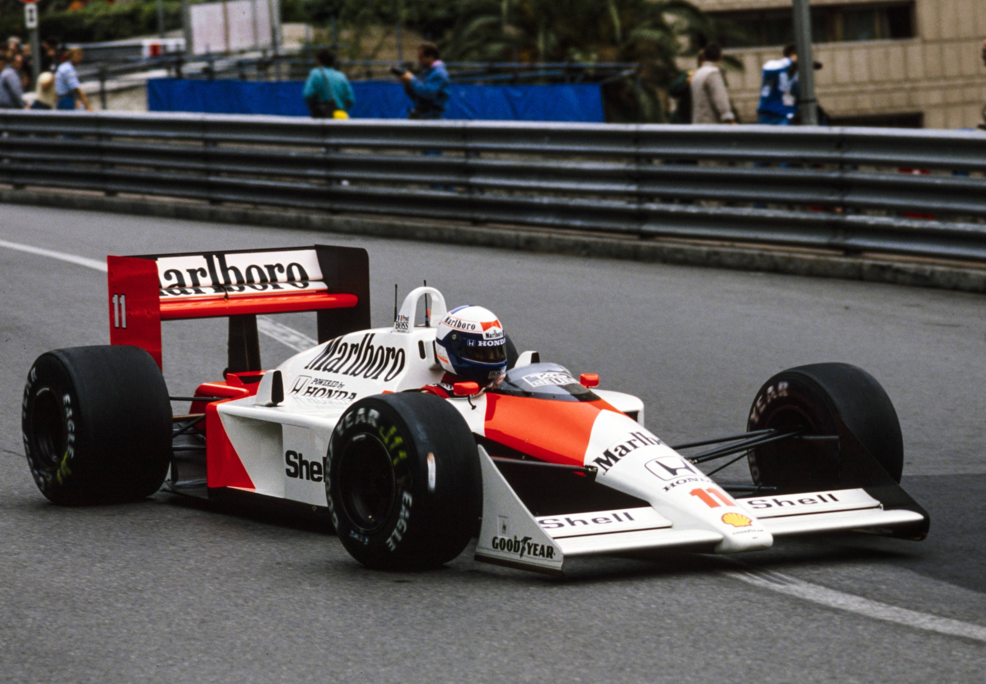Ален Прост мчится к победе на Гран-при Монако 1988