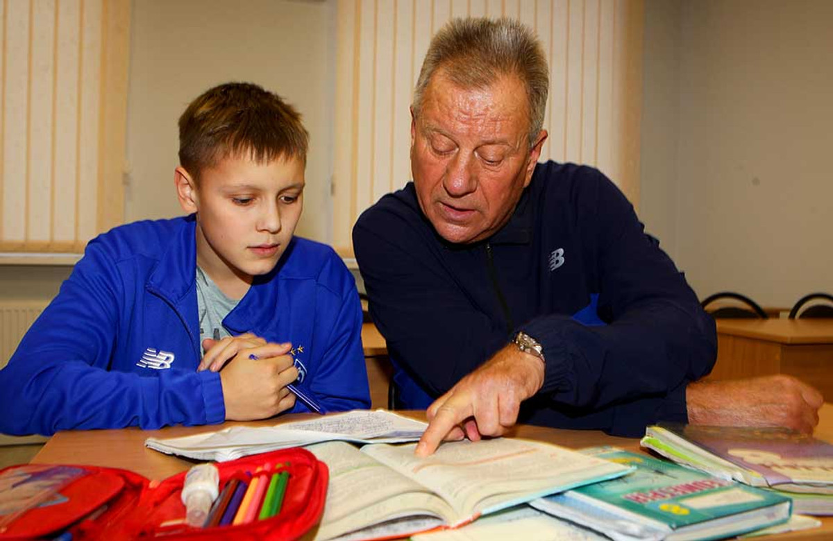 Окрім азів футболу, вихованці ДЮФШ Динамо Київ отримують повноцінну середню освіту. Праворуч – директор школи Олександр ІЩЕНКО.