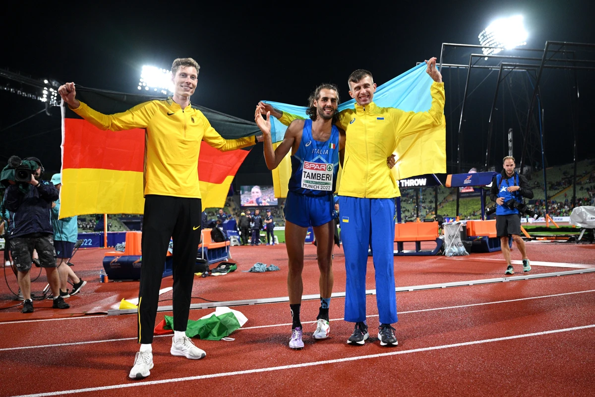 Джанмарко Тамбері в обіймах Андрія Проценка на чемпіонаті світу 2022 року