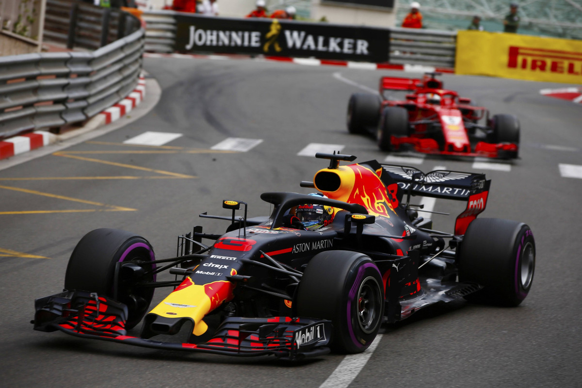 Даніель Рікьярдо обороняється від Себастьяна Феттеля на Гран-прі Монако 2018