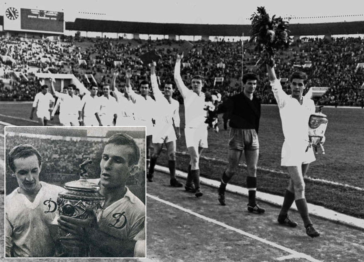 Кубок СРСР 1964 року став першим київським трофеєм для Леоніда ОСТРОВСЬКОГО (в кадрі отримує приз від Олега БАЗИЛЕВИЧА).