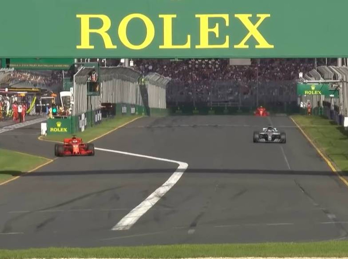 Себастьян Феттель повертається на трасу попереду Льюїса Гамільтона на Гран-прі Австралії 2018