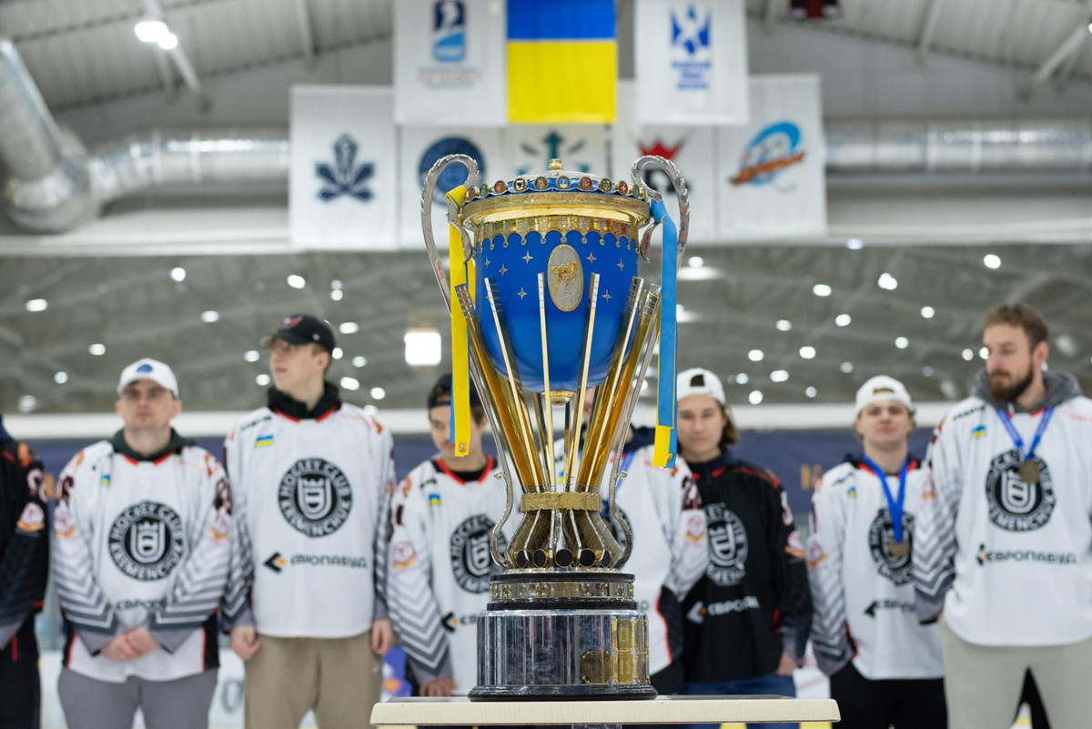 Гравці Кременчука та чемпіонський кубок за минулий сезон. Квітень 2025